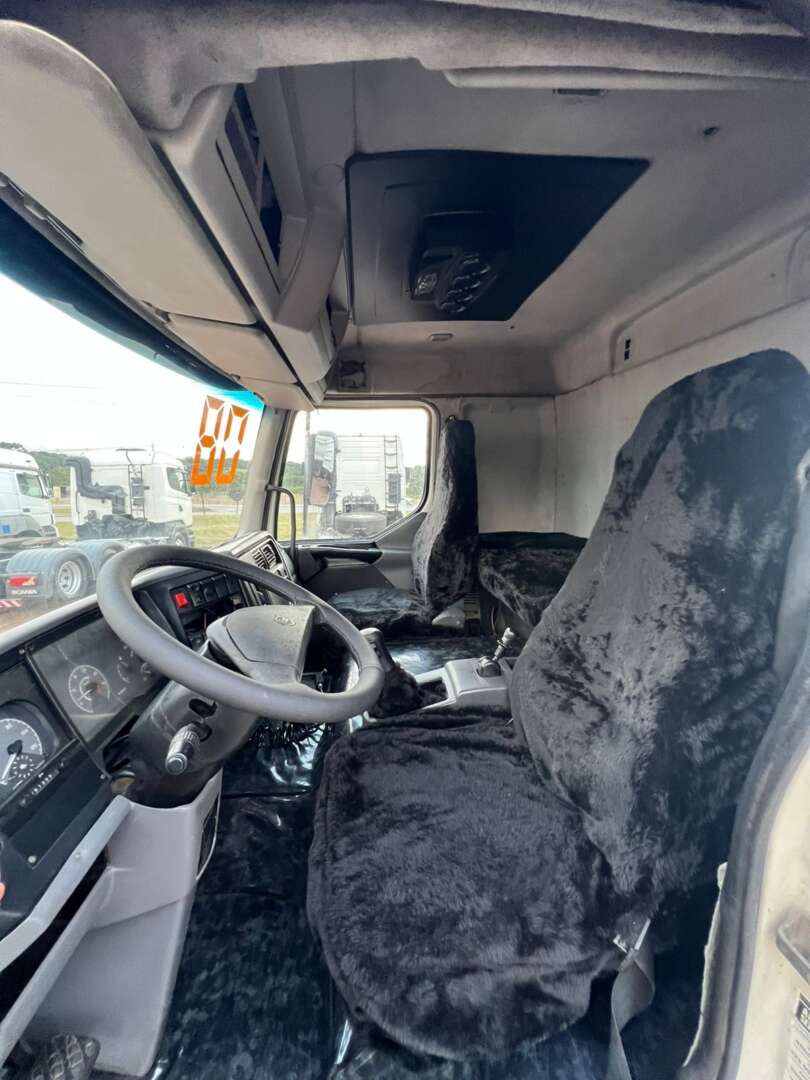 Caminhão VOLVO VM 260 Baú Furgão ANO 2008 de 116 Caminhões no Paraná