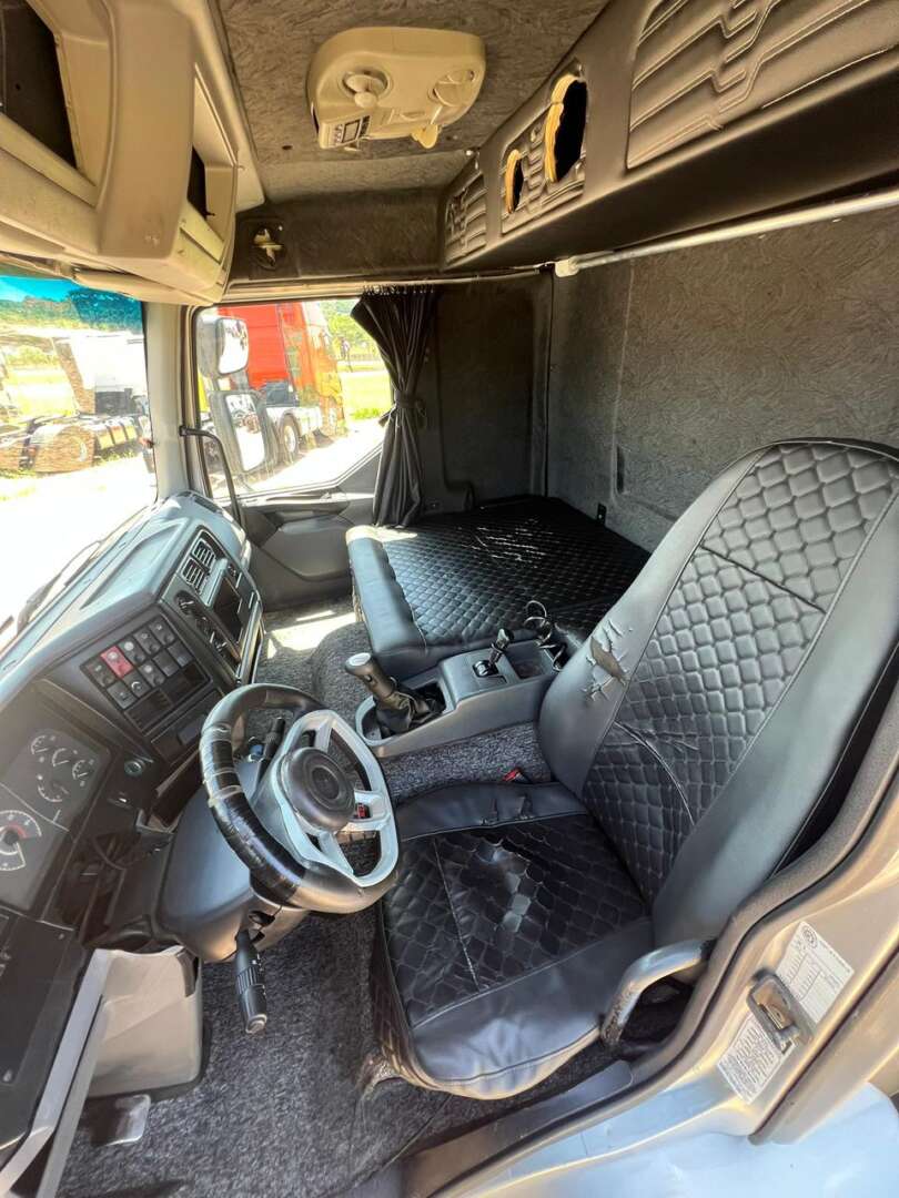 Caminhão VOLVO VM 260 Baú Sider ANO 2007 de 116 Caminhões no Paraná