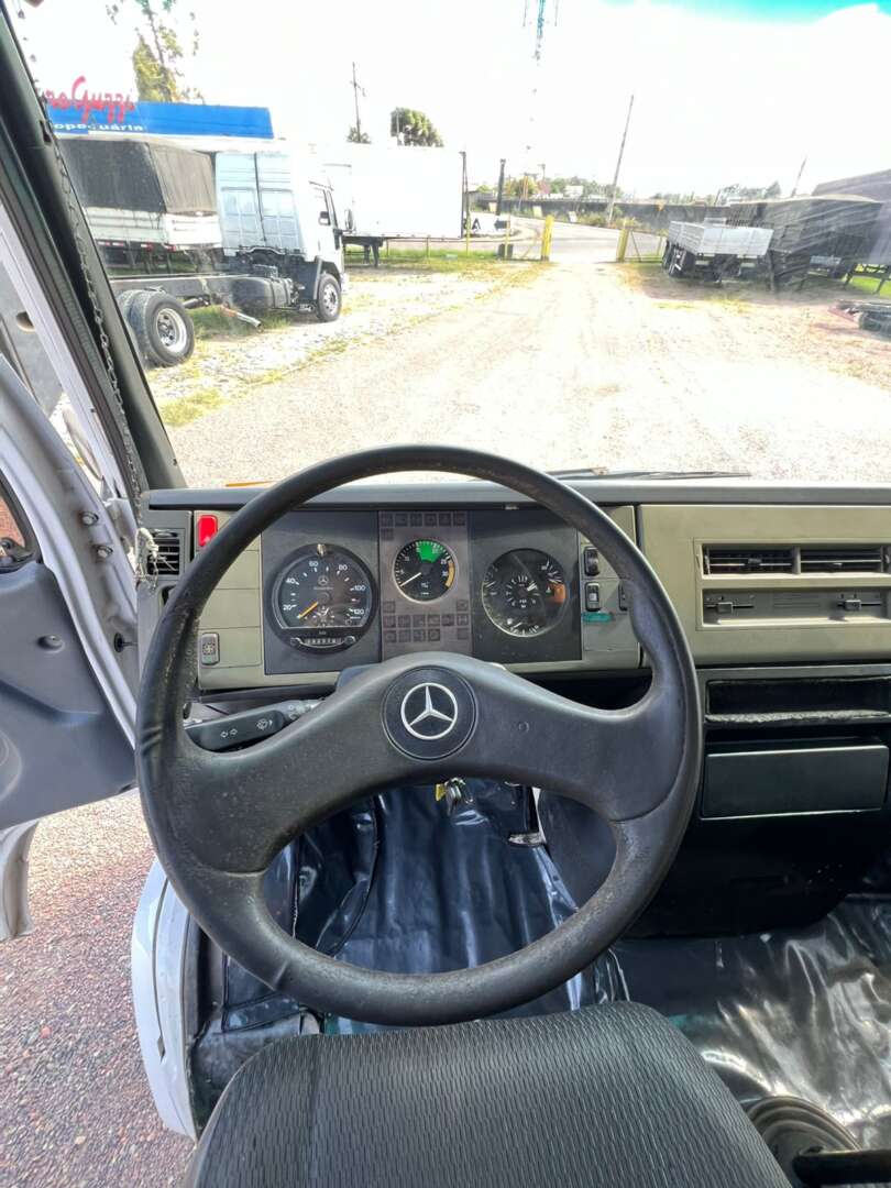 Caminhão MERCEDES BENZ MB 710 Baú Furgão ANO 2003 de 116 Caminhões no Paraná