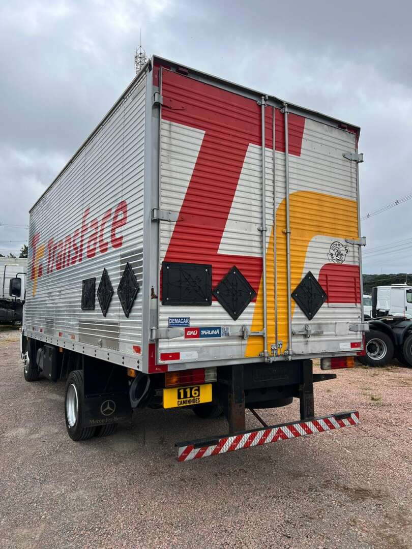 Caminhão MERCEDES BENZ MB 715 Baú Furgão ANO 2004 de 116 Caminhões no Paraná