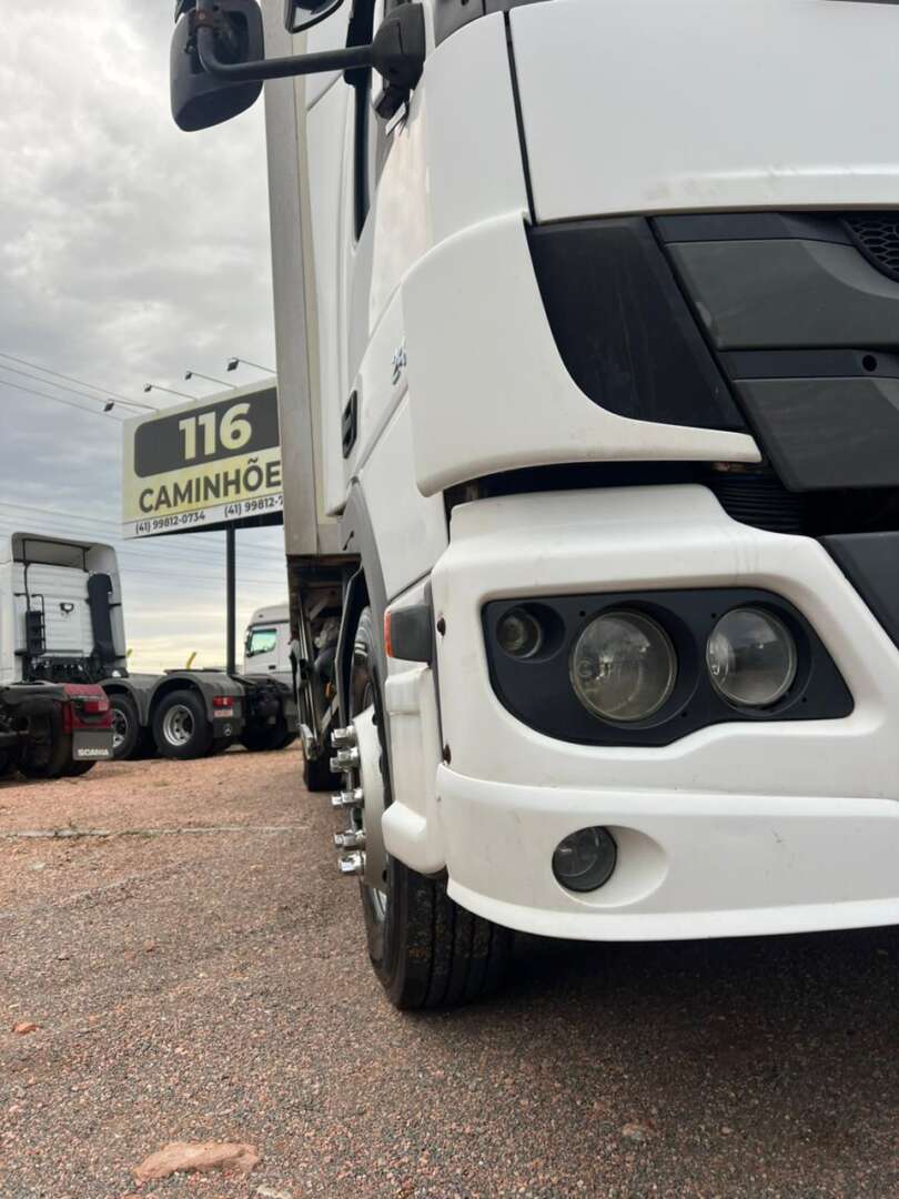 Caminhão MERCEDES BENZ MB 2426 Baú Frigorífico ANO 2013 de 116 Caminhões no Paraná