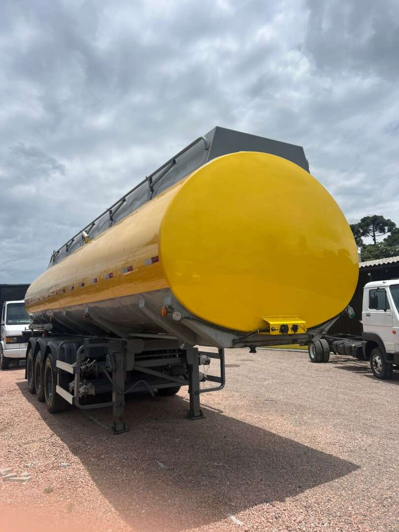 Carreta SEMI-REBOQUE TANQUE ACO Noma ANO 2015 3 Eixos de 116 Caminhões no Paraná