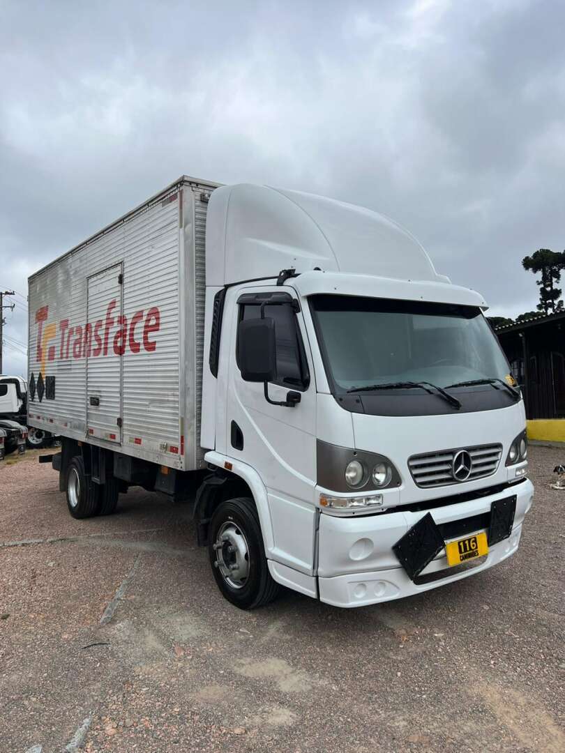 Caminhão MERCEDES BENZ MB 715 Baú Furgão ANO 2004 de 116 Caminhões no Paraná