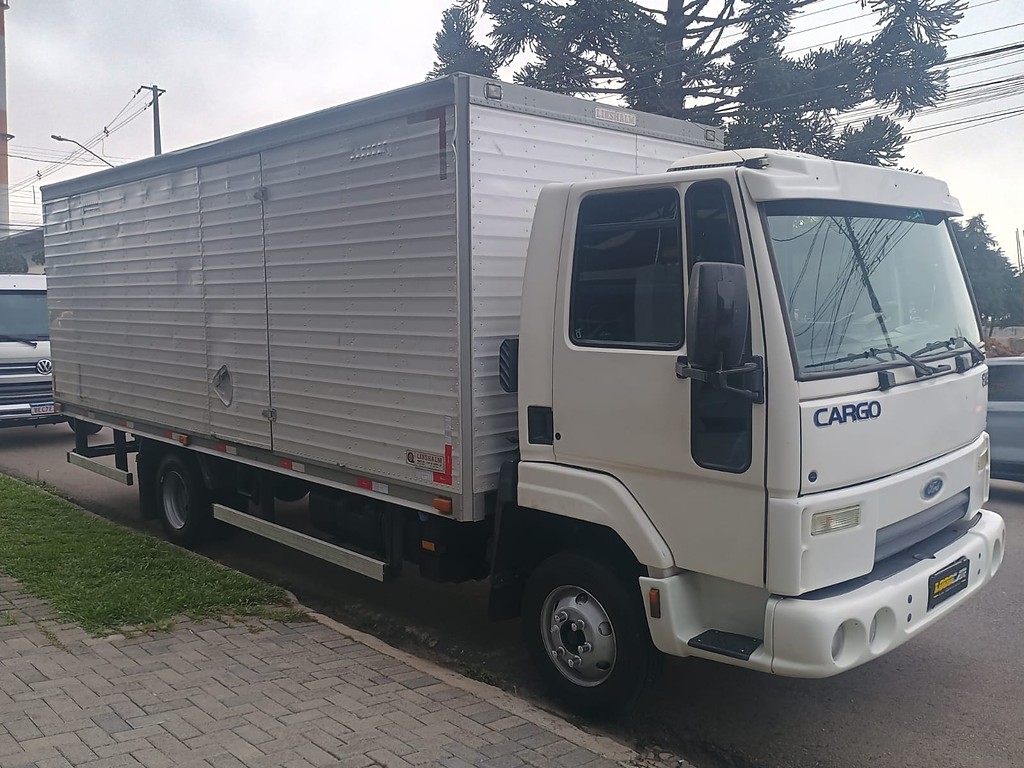 Caminhão FORD CARGO 816 Baú Furgão ANO 2013 de 1.000CAR Curitiba no Paraná