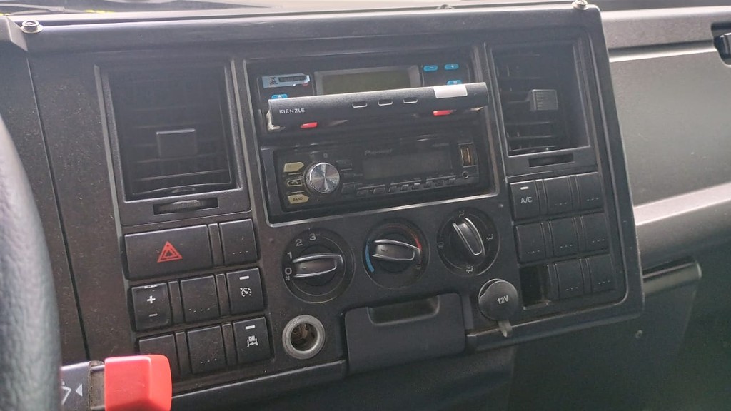 Caminhão FORD CARGO 816 Baú Furgão ANO 2013 de 1.000CAR Curitiba no Paraná