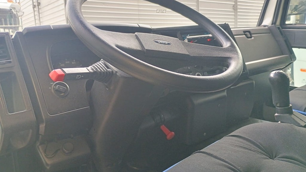 Caminhão FORD CARGO 816 Baú Furgão ANO 2013 de 1.000CAR Curitiba no Paraná