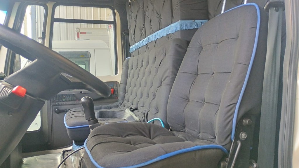 Caminhão FORD CARGO 816 Baú Furgão ANO 2013 de 1.000CAR Curitiba no Paraná