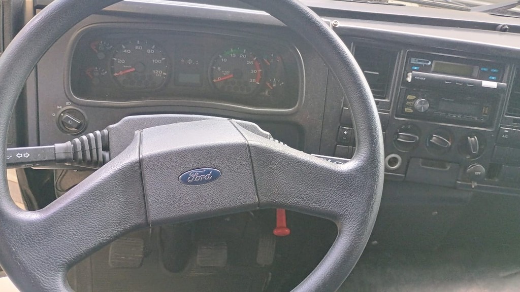 Caminhão FORD CARGO 816 Baú Furgão ANO 2013 de 1.000CAR Curitiba no Paraná