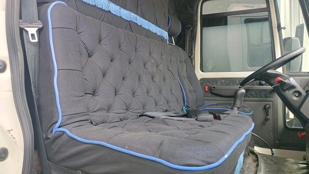 Caminhão FORD CARGO 816 Baú Furgão ANO 2013 de 1.000CAR Curitiba no Paraná