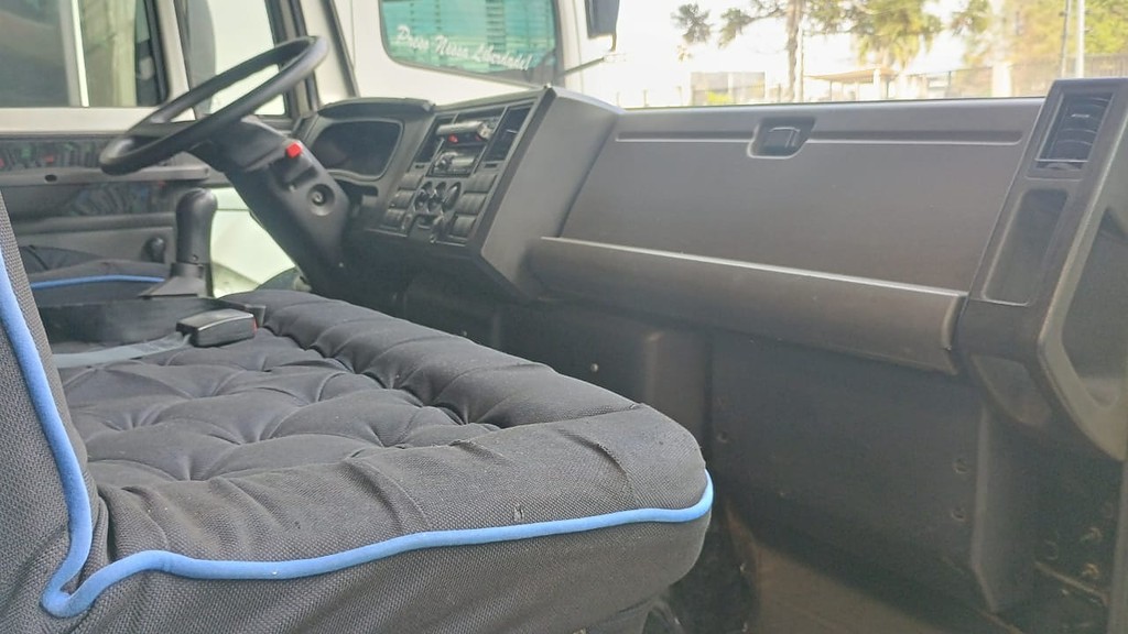 Caminhão FORD CARGO 816 Baú Furgão ANO 2013 de 1.000CAR Curitiba no Paraná