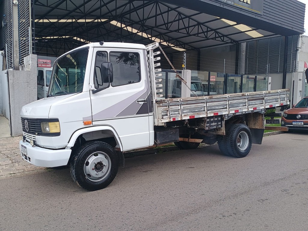 Caminhão MERCEDES BENZ MB 709 Carroceria ANO 1993 de 1.000CAR Curitiba no Paraná
