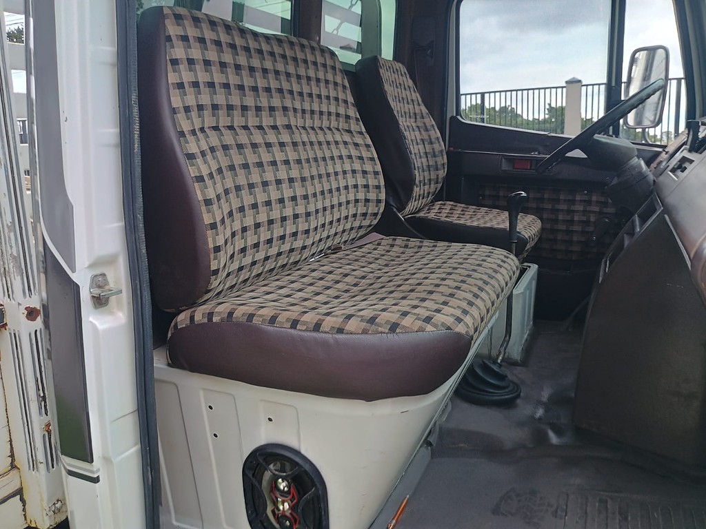 Caminhão MERCEDES BENZ MB 709 Carroceria ANO 1993 de 1.000CAR Curitiba no Paraná