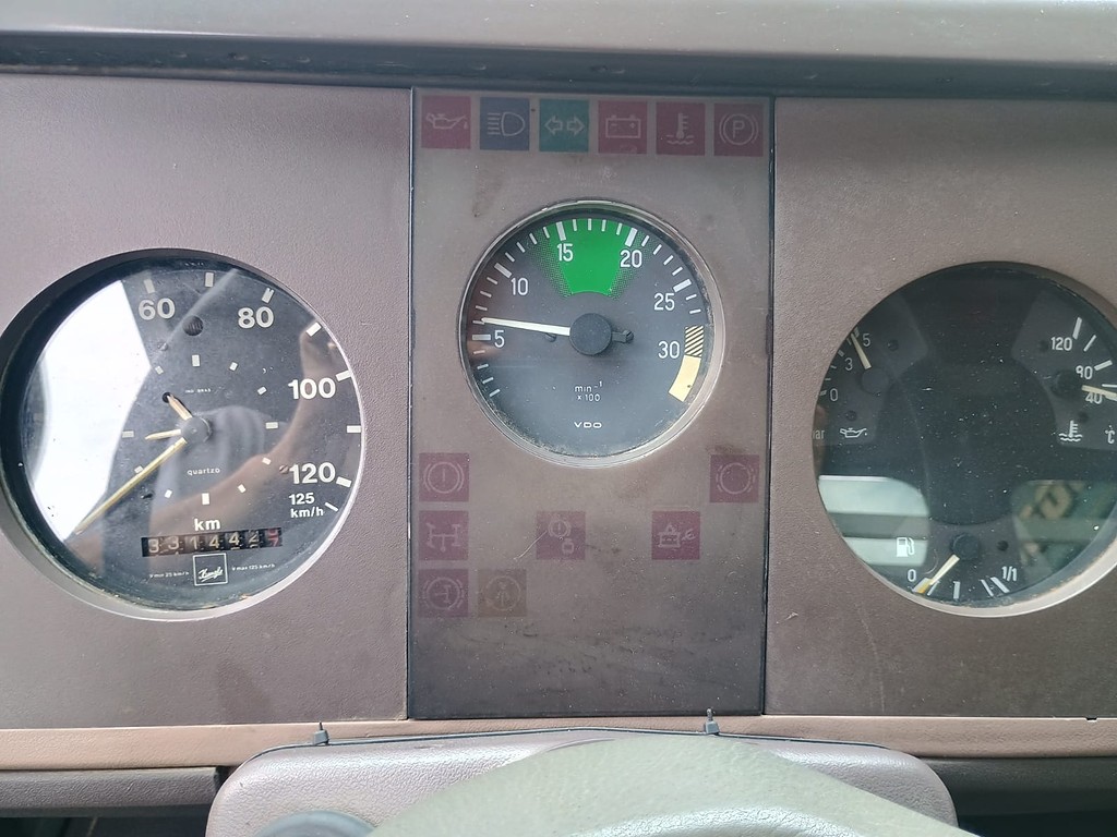 Caminhão MERCEDES BENZ MB 709 Carroceria ANO 1993 de 1.000CAR Curitiba no Paraná