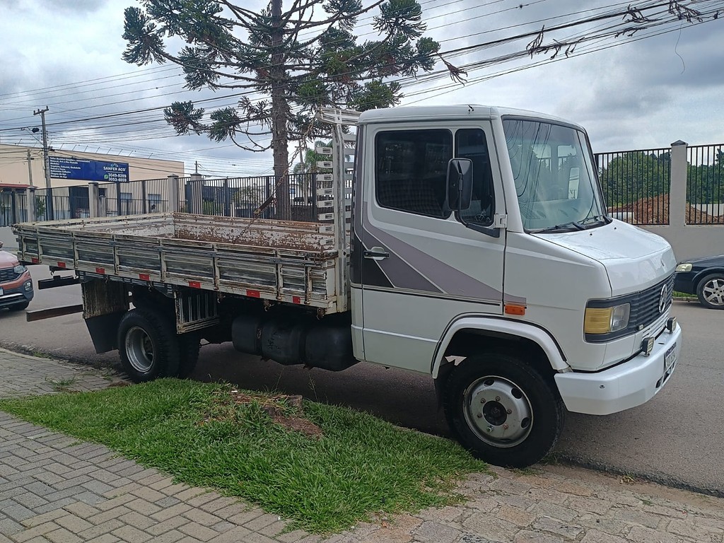 Caminhão MERCEDES BENZ MB 709 Carroceria ANO 1993 de 1.000CAR Curitiba no Paraná