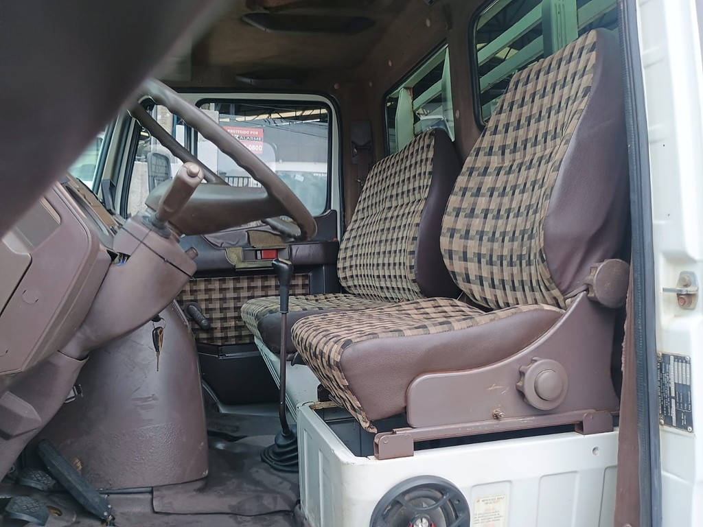 Caminhão MERCEDES BENZ MB 709 Carroceria ANO 1993 de 1.000CAR Curitiba no Paraná