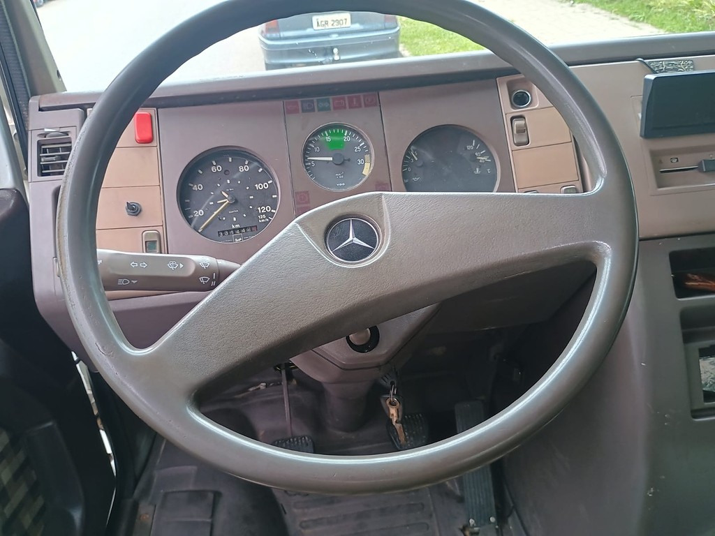 Caminhão MERCEDES BENZ MB 709 Carroceria ANO 1993 de 1.000CAR Curitiba no Paraná