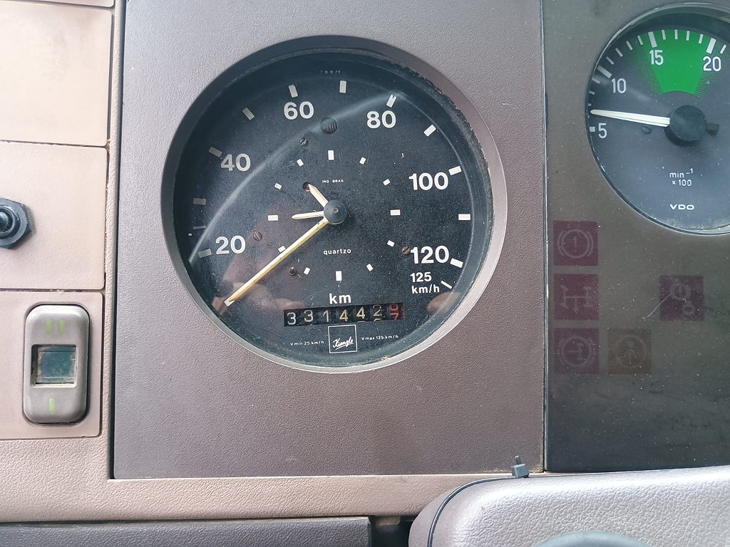 Caminhão MERCEDES BENZ MB 709 Carroceria ANO 1993 de 1.000CAR Curitiba no Paraná