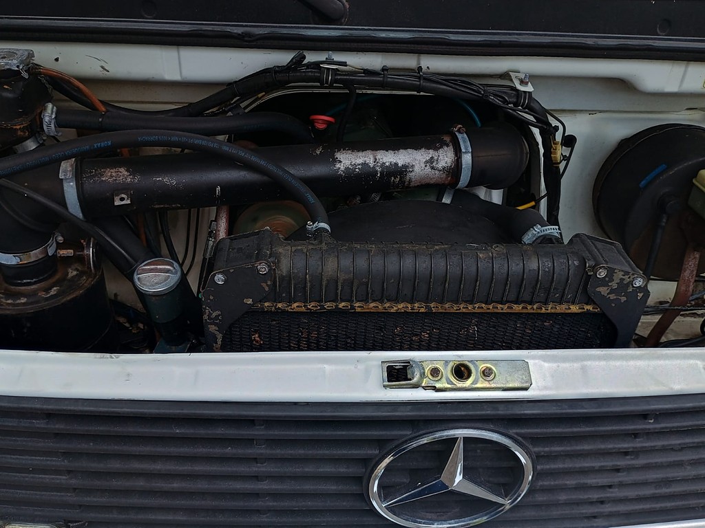 Caminhão MERCEDES BENZ MB 709 Carroceria ANO 1993 de 1.000CAR Curitiba no Paraná