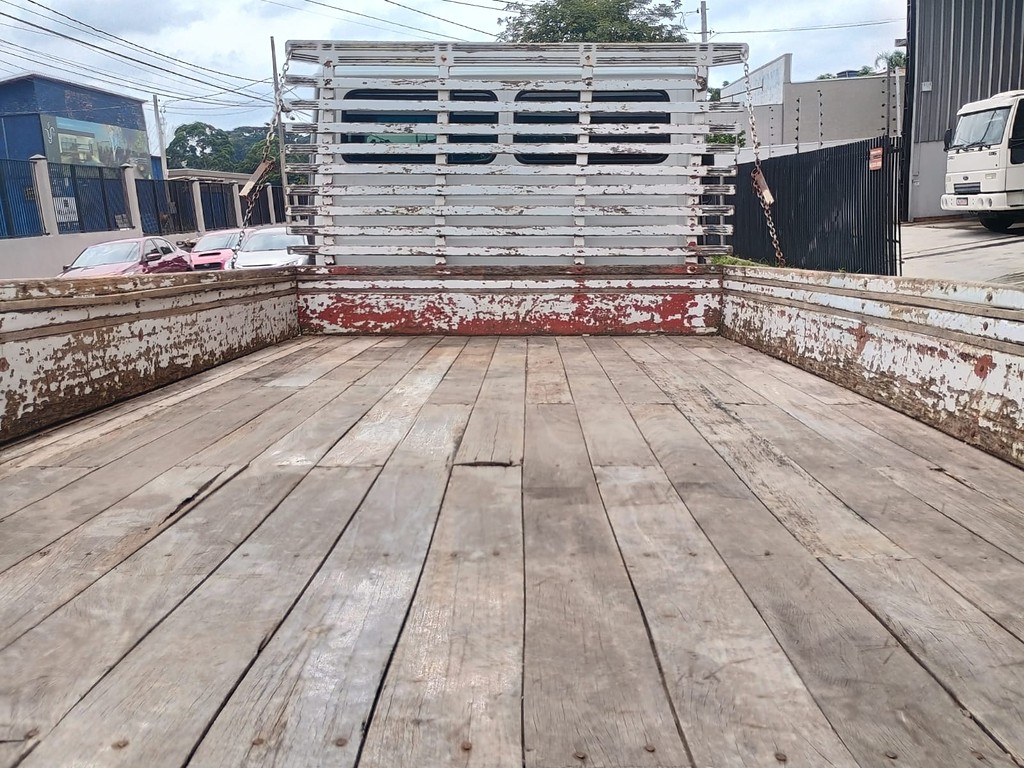 Caminhão MERCEDES BENZ MB 709 Carroceria ANO 1993 de 1.000CAR Curitiba no Paraná