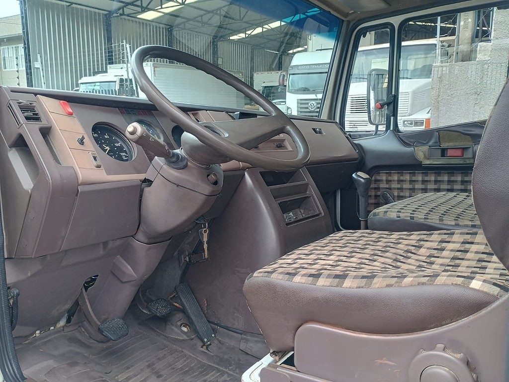 Caminhão MERCEDES BENZ MB 709 Carroceria ANO 1993 de 1.000CAR Curitiba no Paraná