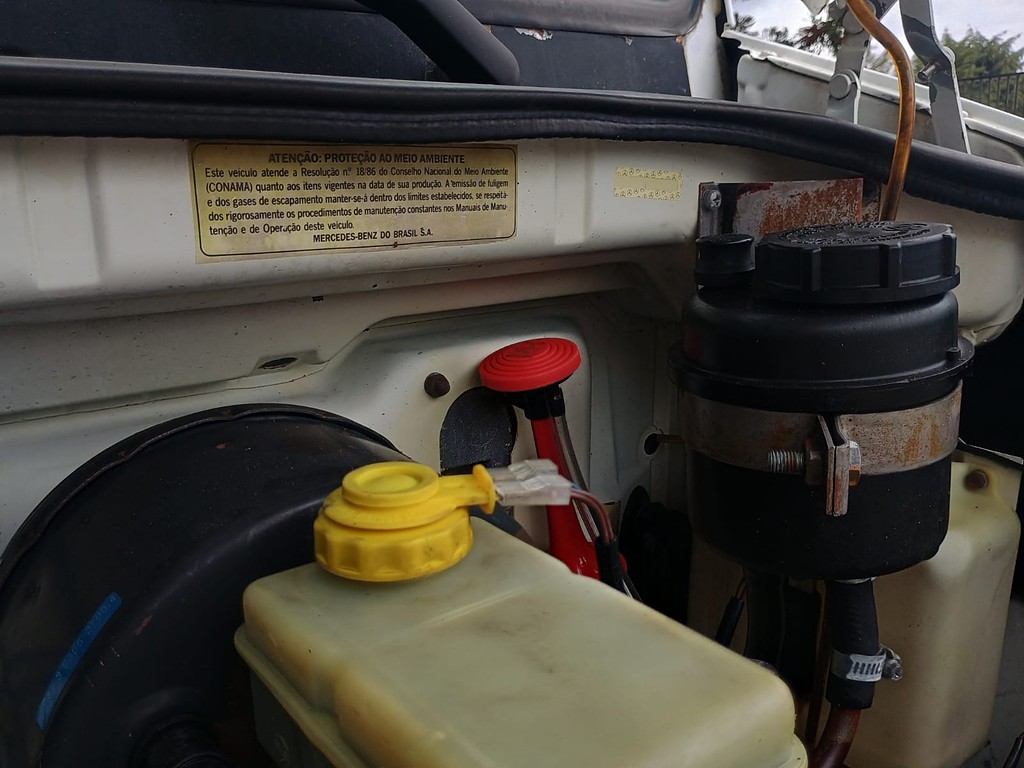 Caminhão MERCEDES BENZ MB 709 Carroceria ANO 1993 de 1.000CAR Curitiba no Paraná