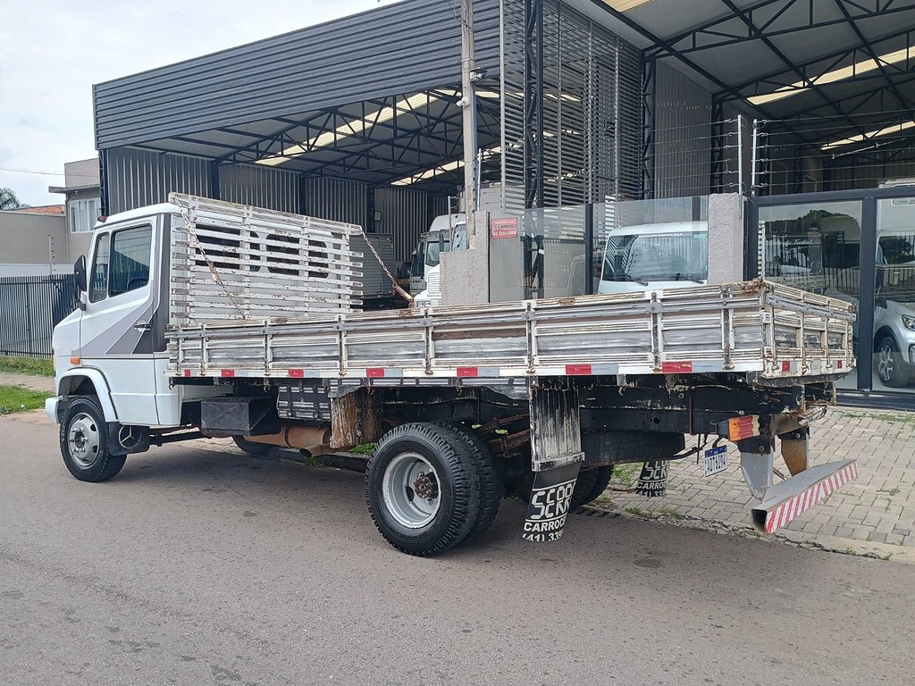 Caminhão MERCEDES BENZ MB 709 Carroceria ANO 1993 de 1.000CAR Curitiba no Paraná