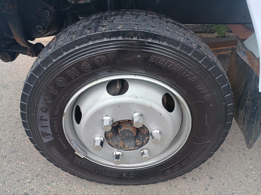 Caminhão MERCEDES BENZ MB 709 Carroceria ANO 1993 de 1.000CAR Curitiba no Paraná