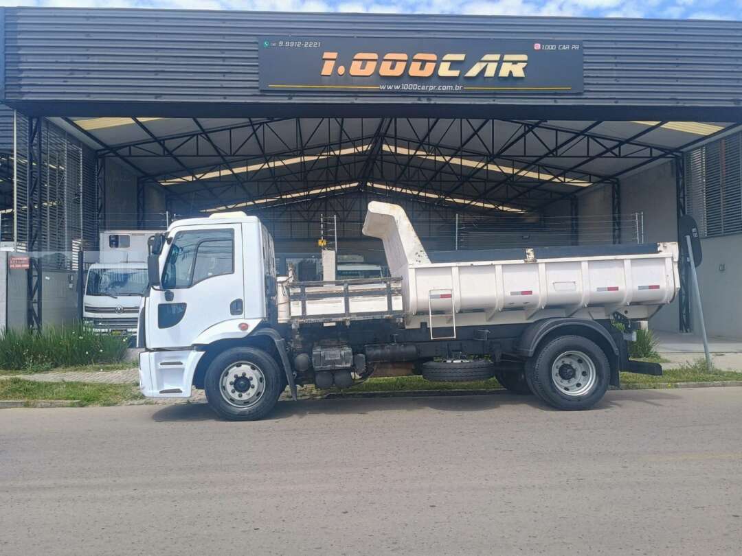Caminhão FORD CARGO 1319 Caçamba Basculante ANO 2013 de 1.000CAR Curitiba no Paraná