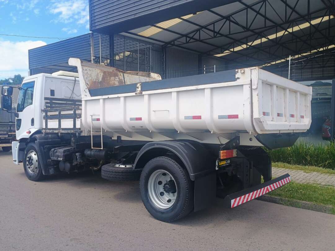 Caminhão FORD CARGO 1319 Caçamba Basculante ANO 2013 de 1.000CAR Curitiba no Paraná