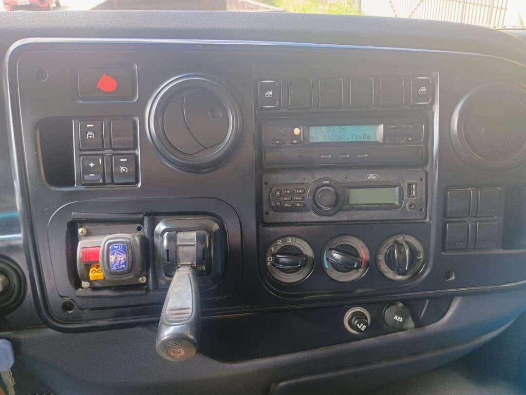 Caminhão FORD CARGO 1319 Caçamba Basculante ANO 2013 de 1.000CAR Curitiba no Paraná