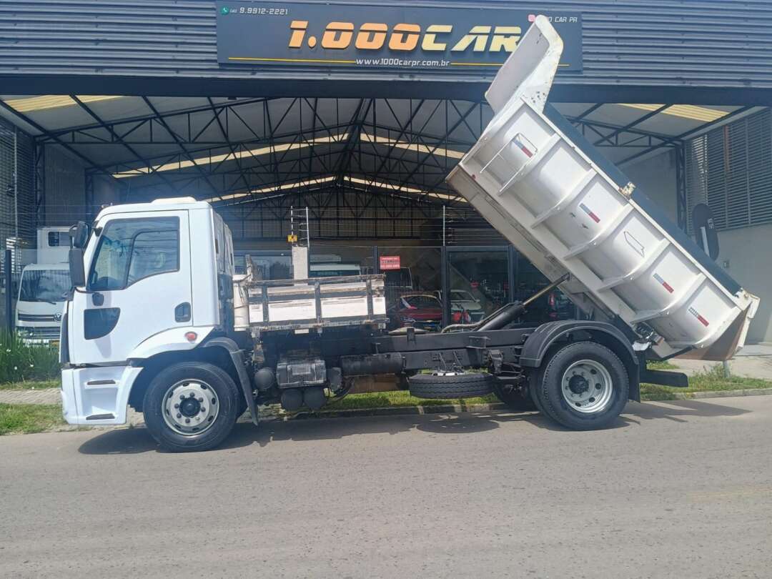 Caminhão FORD CARGO 1319 Caçamba Basculante ANO 2013 de 1.000CAR Curitiba no Paraná