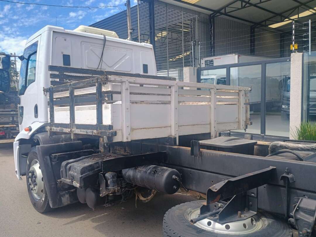 Caminhão FORD CARGO 1319 Caçamba Basculante ANO 2013 de 1.000CAR Curitiba no Paraná