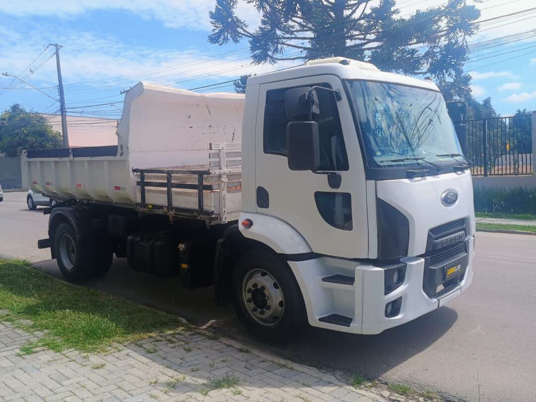 Caminhão FORD CARGO 1319 Caçamba Basculante ANO 2013 de 1.000CAR Curitiba no Paraná