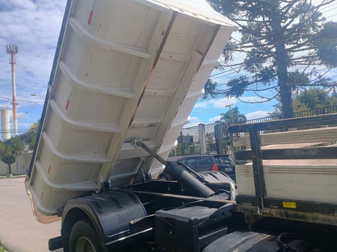 Caminhão FORD CARGO 1319 Caçamba Basculante ANO 2013 de 1.000CAR Curitiba no Paraná