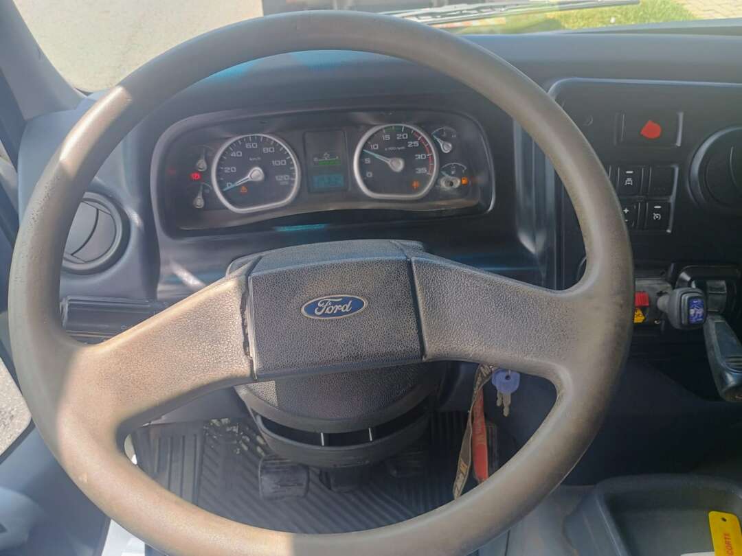 Caminhão FORD CARGO 1319 Caçamba Basculante ANO 2013 de 1.000CAR Curitiba no Paraná