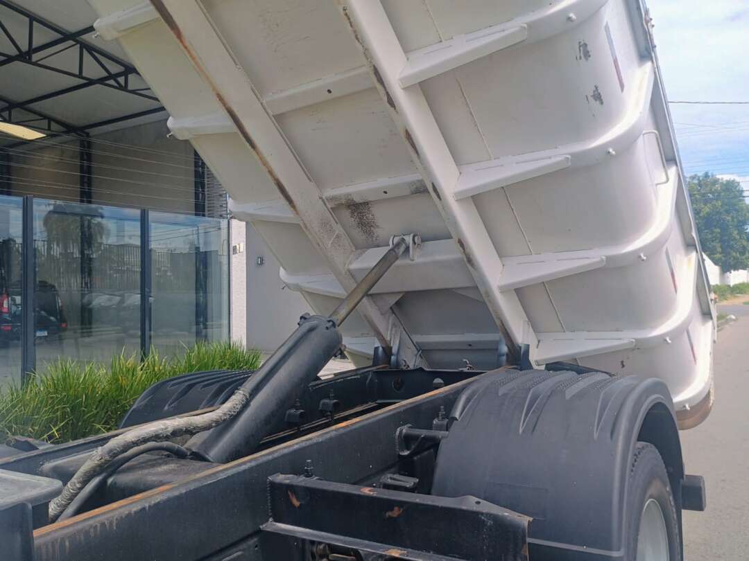 Caminhão FORD CARGO 1319 Caçamba Basculante ANO 2013 de 1.000CAR Curitiba no Paraná