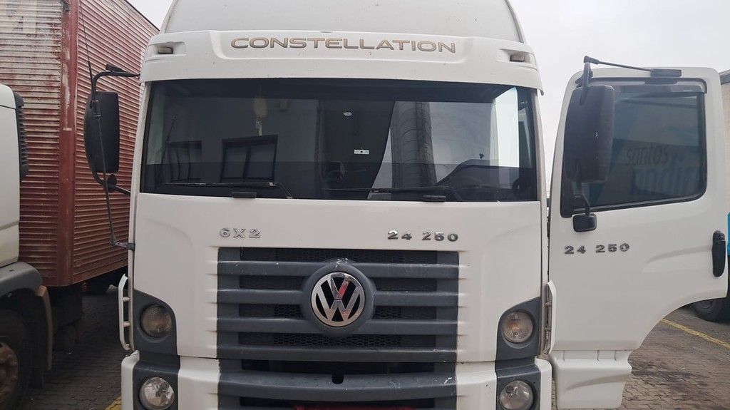 Caminhão VOLKSWAGEN VW 24250 Baú Furgão ANO 2011 de Ivo Bezerra em São Paulo