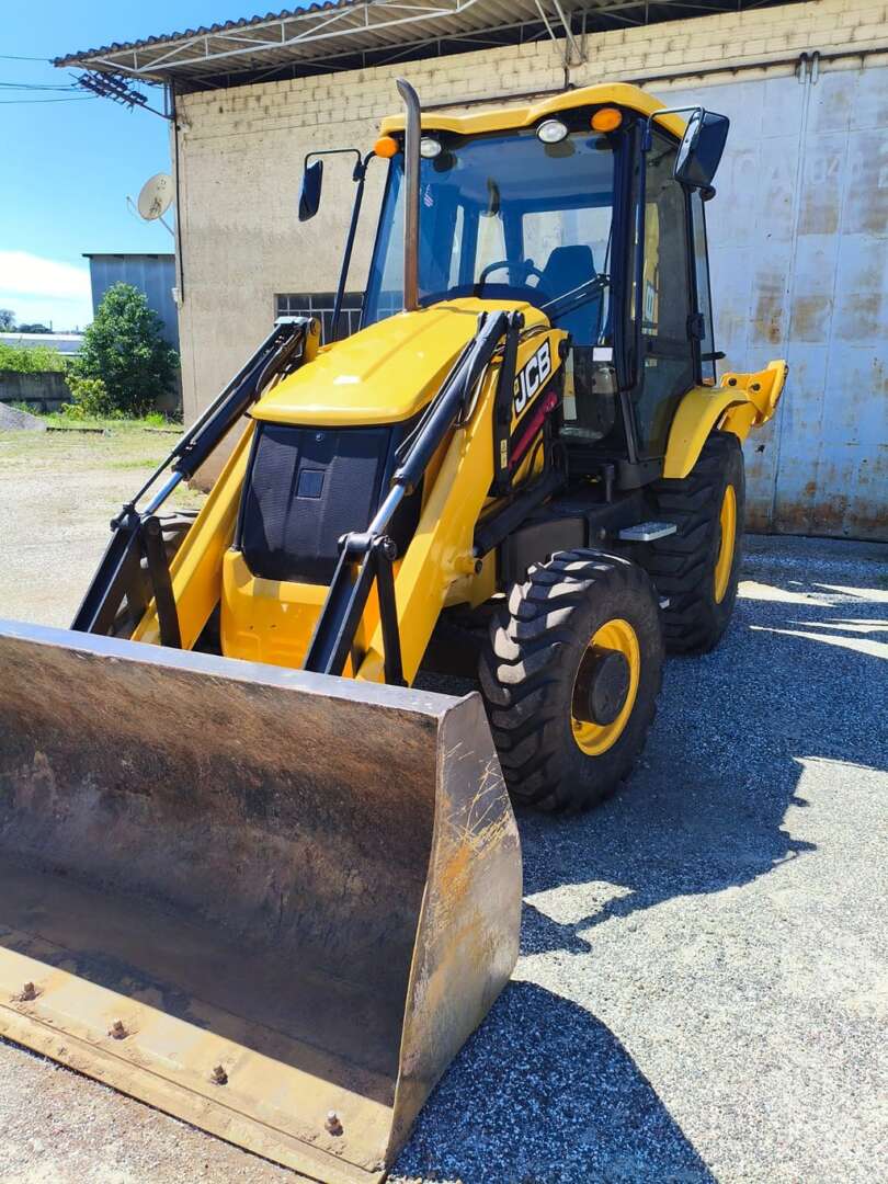 RETRO ESCAVADEIRA JCB 3CX ANO 2016 de Br Tratores no Paraná