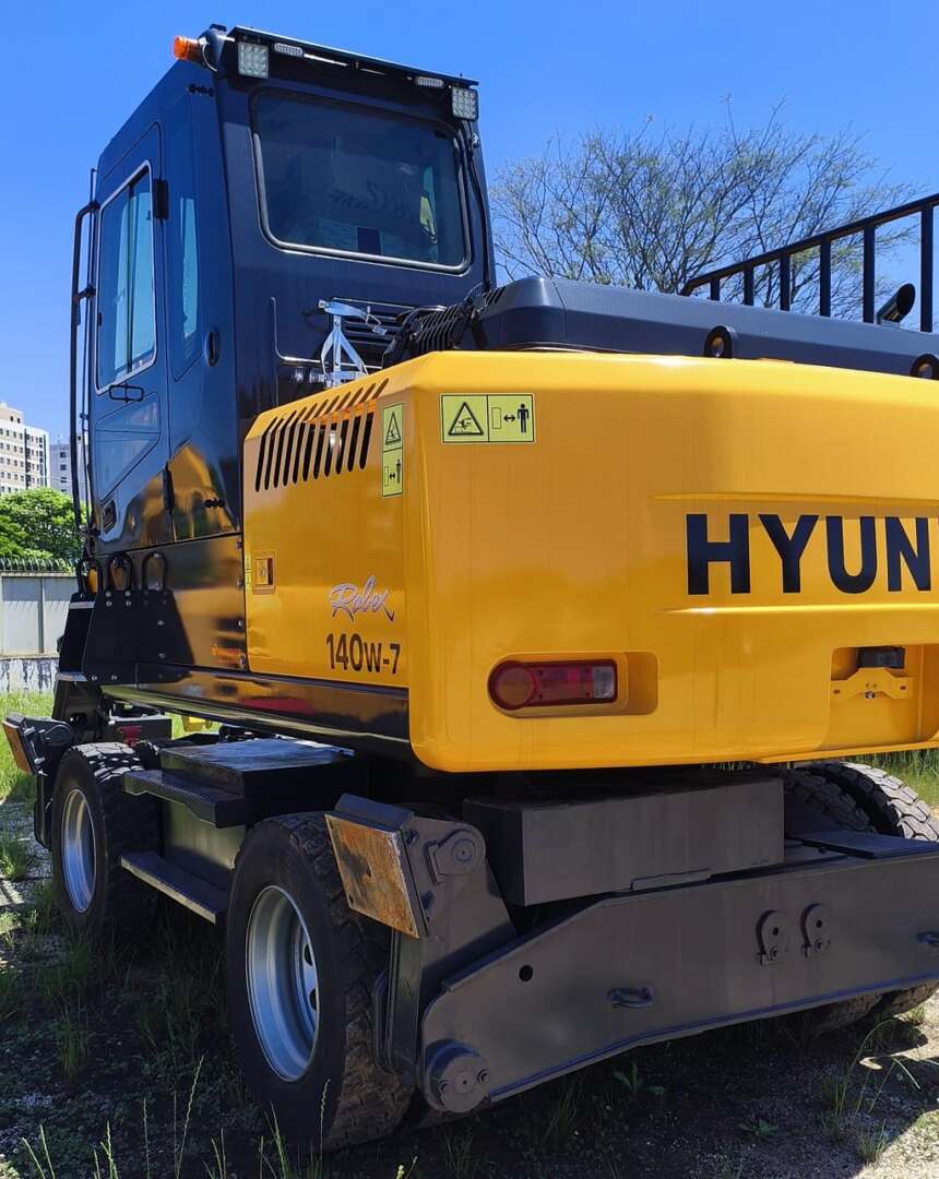ESCAVADEIRA HYUNDAI R140W-7 ANO 2011 de Br Tratores no Paraná