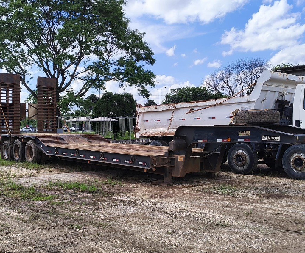 Carreta SEMI-REBOQUE PRANCHA Randon ANO 2014 3 Eixos de Br Tratores no Paraná