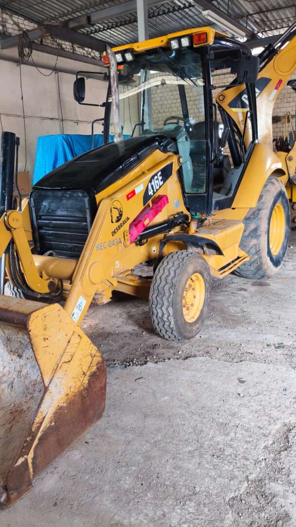 RETRO ESCAVADEIRA CATERPILLAR 416E ANO 2012 de Br Tratores no Paraná