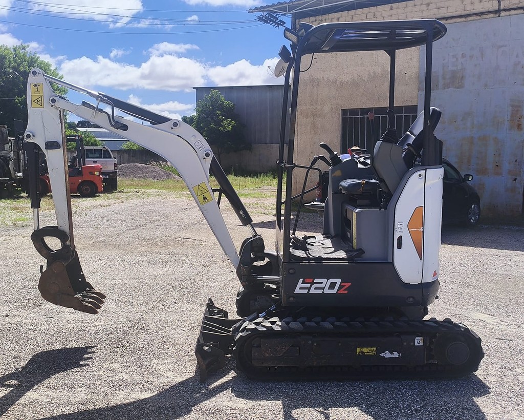 MINI ESCAVADEIRA BOBCAT E20Z ANO 2022 de Br Tratores no Paraná