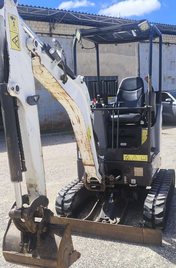 MINI ESCAVADEIRA BOBCAT E20Z ANO 2022 de Br Tratores no Paraná