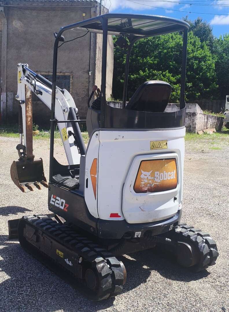 MINI ESCAVADEIRA BOBCAT E20Z ANO 2022 de Br Tratores no Paraná