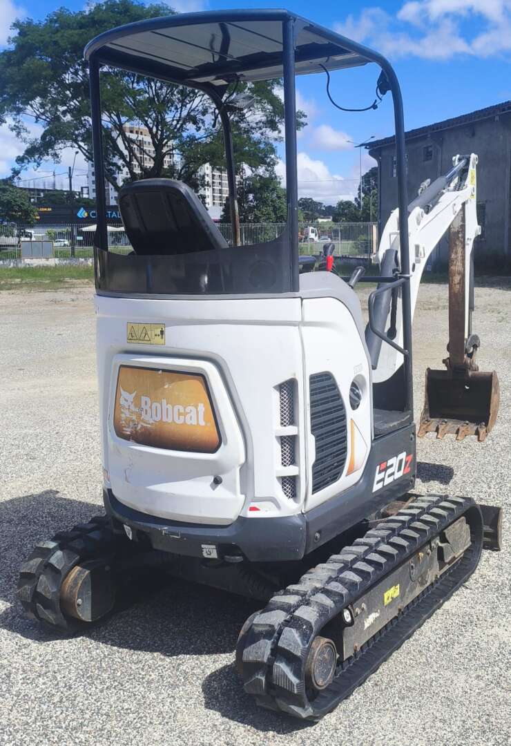 MINI ESCAVADEIRA BOBCAT E20Z ANO 2022 de Br Tratores no Paraná