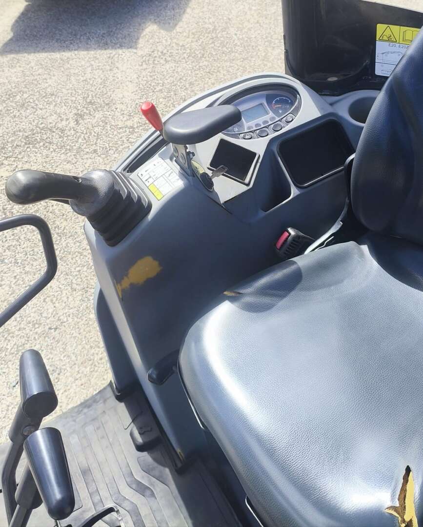 MINI ESCAVADEIRA BOBCAT E20Z ANO 2022 de Br Tratores no Paraná