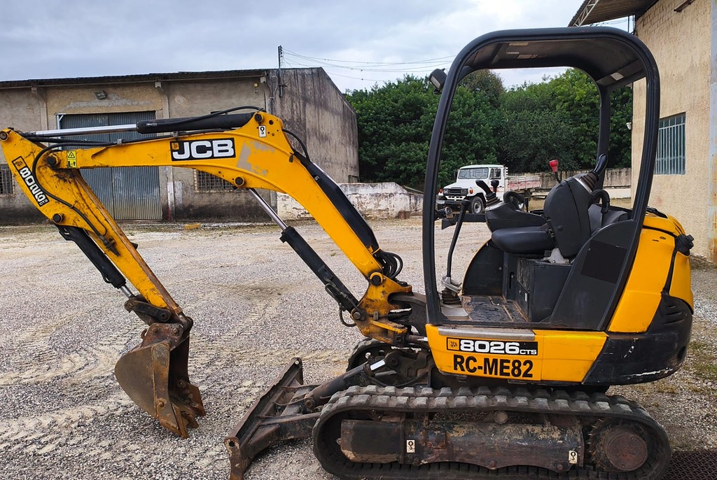 MINI ESCAVADEIRA JCB 8026CTS ANO 2017 de Br Tratores no Paraná