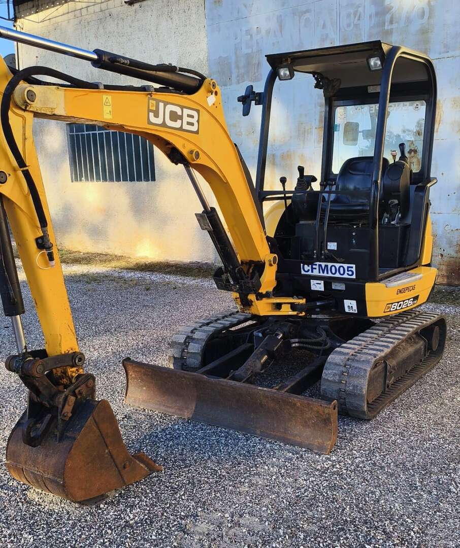 MINI ESCAVADEIRA JCB 8026CTS ANO 2021 de Br Tratores no Paraná