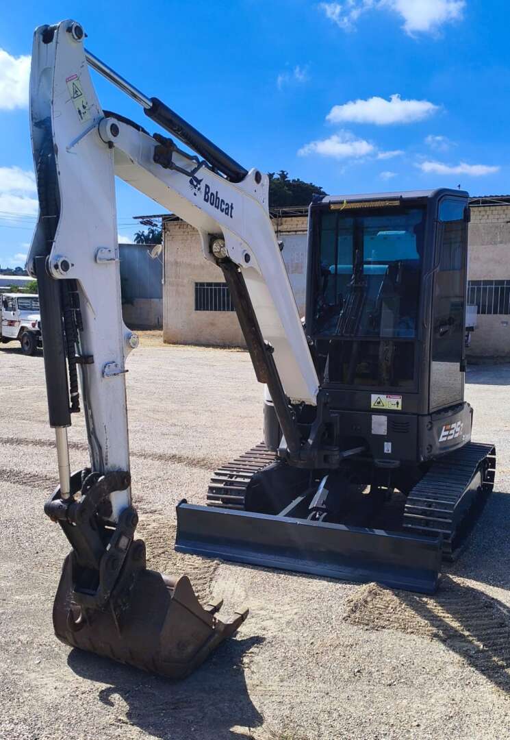 MINI ESCAVADEIRA BOBCAT E35Z ANO 2022 de Br Tratores no Paraná