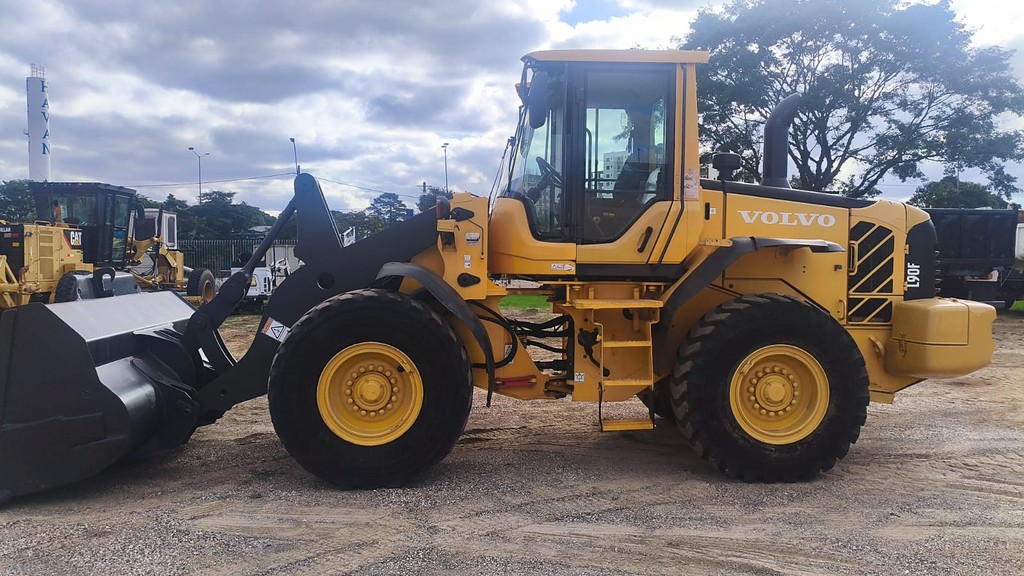 PA CARREGADEIRA VOLVO L90F ANO 2010 de Br Tratores no Paraná